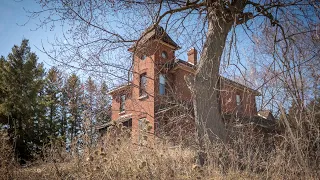 Creepy Abandoned Victorian Home with a Hidden Staircase