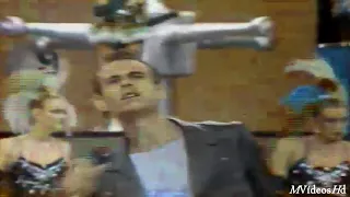 Ritchie canta Menina veneno e recebe o Disco de Ouro no Cassino do Chacrinha (1983).