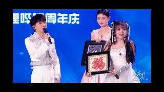 【哔哩哔哩14周年庆-bilibili直播】周深&美依禮芽         深深也有嘴瓢的時候🤣🤣