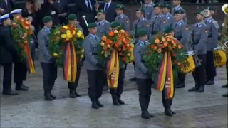 Helmut Kohl -  Militärisches Ehrenzeremonie vor dem Dom in Speyer