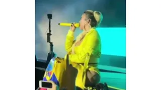 Karol g y anuel aa en Ecuador 😍🌈🌈🌈