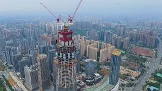 luffing tower crane on Lvdi center project/башенный кран/grue à tour/grúa torre/رافعة برجية