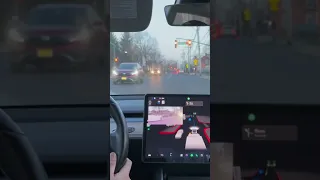 Tesla FSD Beta waits for traffic and turns left with yellow light