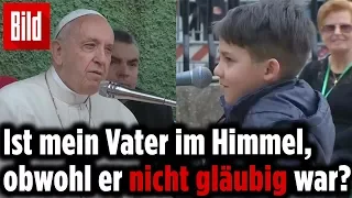 Kleiner Junge mit bewegender Frage an den Papst