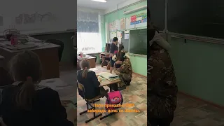 Отец прибыл с СВО к своей дочери в школу.