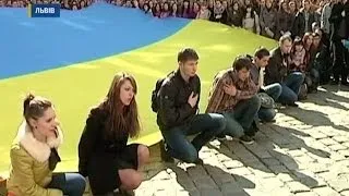 Во Львове массово спели "Ще не вмерла України"