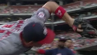 Zimmerman makes catch falling into dugout