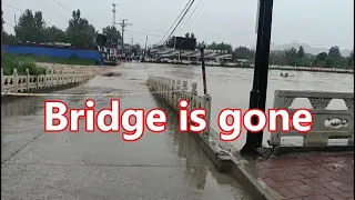 The flood destroyed a bridge in northern China. | 洪水摧毀了中國北方的一座橋樑。