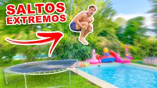 SALTOS EXTREMOS DESDE LA CAMA ELASTICA A LA PISCINA !!