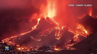 LAVA ERUPTS FROM A VOLCANO ON LA PALMA IN SPANISH - 2021