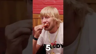 Paddy "THE BADDY" Pimblett жрет куриные крылышки на подкасте у Майка Тайсона 😋🍗/ Майк в шоке 😲