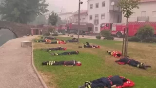 Stille Helden: Feuerwehrmänner kämpfen gegen Flammen und Erschöpfung