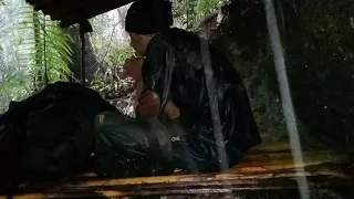 Rainstorm, Unable to Continue, Physical Down, Bushcraft Alone in the Wilderness