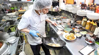 Ein Koch mit großartigen Wok-Fähigkeiten! Schneller Service in einem chinesischen Restaurant