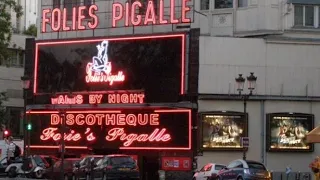 Parigi,  Pigalle il quartiere dei divertimenti notturni...