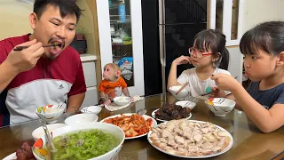 Family BiBi eat simple but full of love!