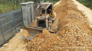 Experience Operator Skill Strong Bulldozer Cutting Soil For Building New Road