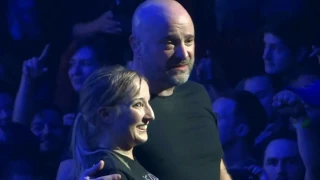 ✺🡆 David Draiman Stops Disturbed Show Helps Sami Up On Stage After Mosh Pit Incident