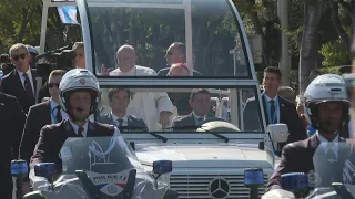 Le pape François remonte en "papamobile" l'avenue du Prado à Marseille | AFP Images