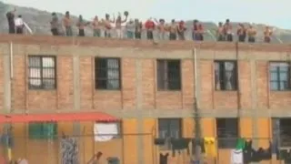 Prisoners stage dramatic protest at Bolivian jail