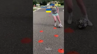 🇺🇦 The little girl has amazing skills 😲#nowarinukraine 🇺🇦 #shorts #youtubeshorts #footballshorts #fy