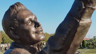 Открытие шикарной скульптуры-памятника на могиле Бориса  Моисеева на Троекуровском кладбище