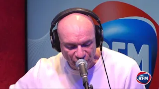 Gaetan Roussel chante "On ne meurt pas" dans les studios de RFM