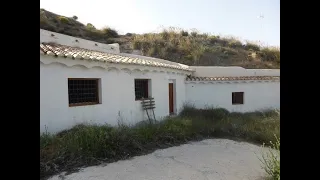 A great opportunity to buy a 4 bedroom 2 bathroom¸ rural detached cave home. Ref.V1730. 52,000 Euros