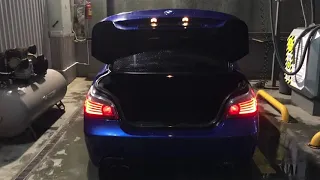 Открытие багажника BMW E60 с новым амортизатором