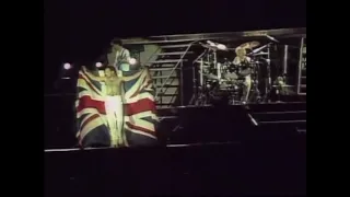 Queen - We Will Rock You (Live in Barcelona, 1986) - [TV Report Bit]