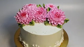 Идея украшения торта георгинами