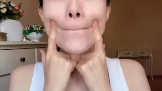 Как сделать губы пухлыми?
