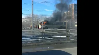 Троллейбус сгорел в Челябинске на конечной АМЗ | 74.RU