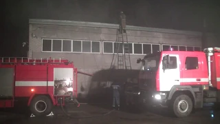 Рятувальники ліквідували масштабну пожежу у приміщенні цеху