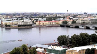 CCTV 600 спортсменов проплыли вокруг Петропавловской крепости в Санкт-Петербурге