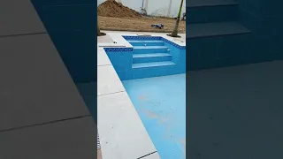 acabados en cerámica y porcelanato en piscina.