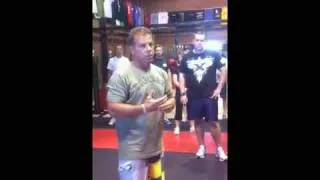 Tony Blauer showing flexor vs extensor