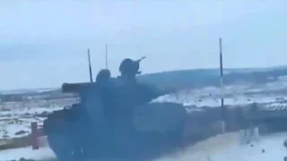 Война на Украине Танк ВСУ обстреливает позиции ополченцев Donbass Ukrainian army tank fires at posit