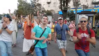 Преданные донецкой ятры на Харинаме в Киеве.ул.Крещатик(3)