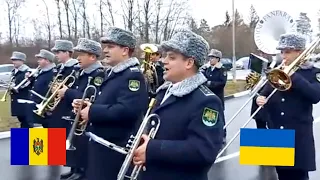 ВРАЗИЛИ УСІХ! Молдовська прикордонна поліція з оркестром колядує перед українськими колегами