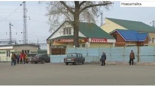 Жители возмущены. В Новоалтайске бывшее здание автовокзала огородили железным забором