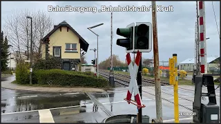 Bahnübergang "Bahnhofstraße", Kruft ++ Vollschrankenabschluss mit Lichtzeichen in der Eifel