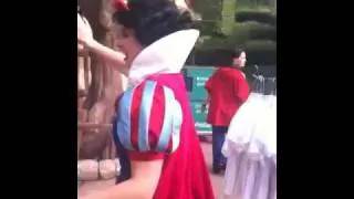 Snow White blows a kiss:)