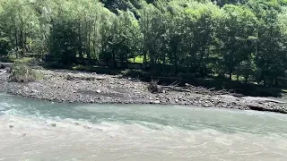 منظر جميل و مميز لالتقاء نهرين في طريق جبال القوقاز في جورجيا دون اختلاط 🤍
