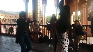 Lisa carmen por sevillanas en la Plaza de España en Sevilla!