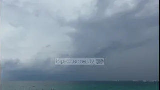 Top Channel/ Pavarësisht reshjeve dhe temperaturave të ulëta, pushuesit shijojnë plazhin në Vlorë