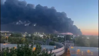 Massive fire engulfs Warsaw shopping complex