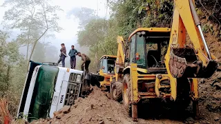 do excavator cutting karke accident wala dumper ko utha Diya date 7/2/2023
