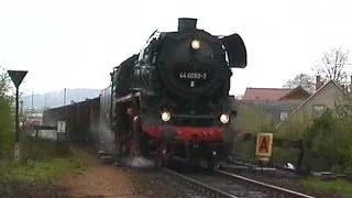 Öl-Jumbo 44 0093-3 Ausfahrt Nossen u. Roßwein mit Güterzug April 1997