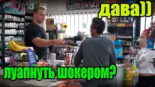 ФЕЙКОВЫЙ ПРОДАВЕЦ НА ЗАПРАВКЕ (ПРАНК ОТ VITALYZDTV, НА РУССКОМ)